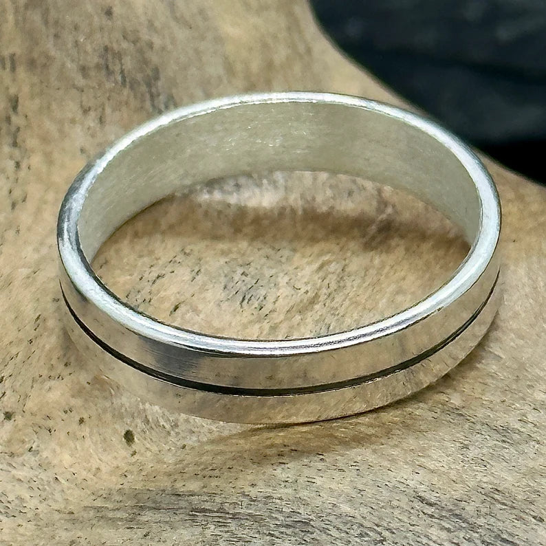 Silver/ Gold/ Rose Gold Close-Up of a Stylish Metallic Ring β A Timeless Symbol of Elegance & Strength