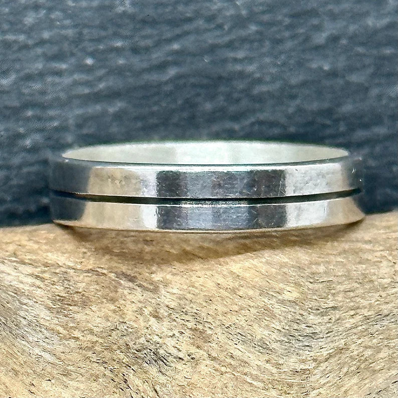 Silver/ Gold/ Rose Gold Close-Up of a Stylish Metallic Ring β A Timeless Symbol of Elegance & Strength