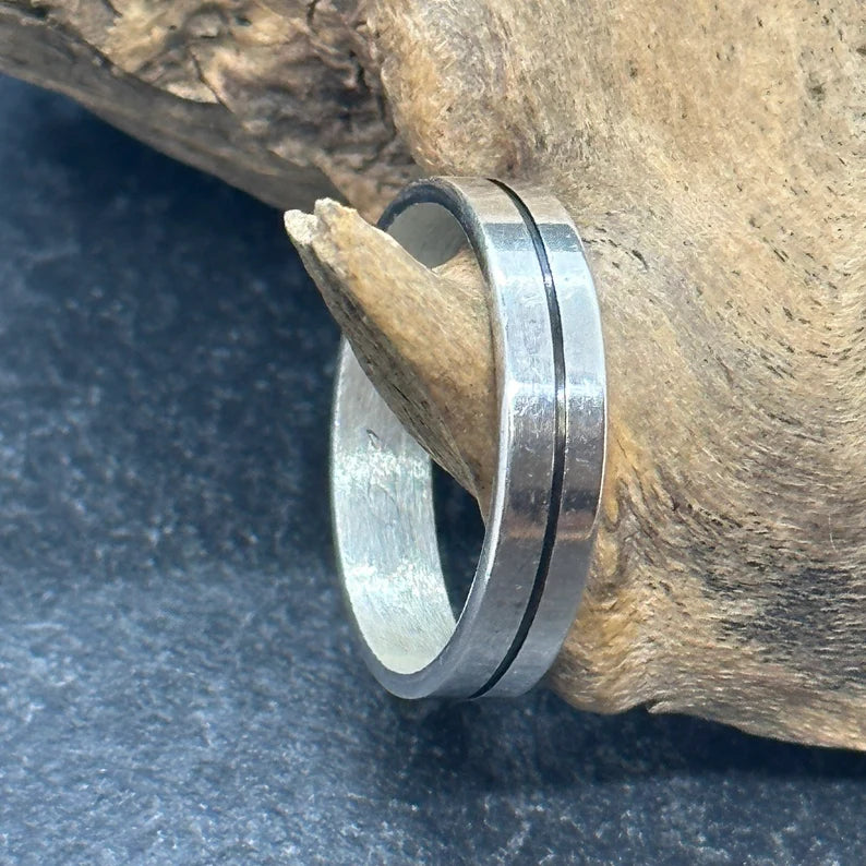 Silver/ Gold/ Rose Gold Close-Up of a Stylish Metallic Ring β A Timeless Symbol of Elegance & Strength