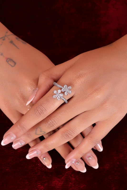 Exquisite Silver Floral Ring with Sparkling Petal-Shaped Gemstones – A Dazzling Symbol of Elegance and Grace