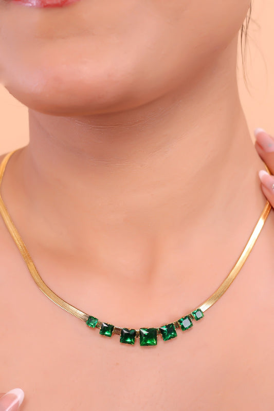 Luxurious Gold Necklace with Radiant Green Gemstone Accents – A Statement of Elegance & Sophistication