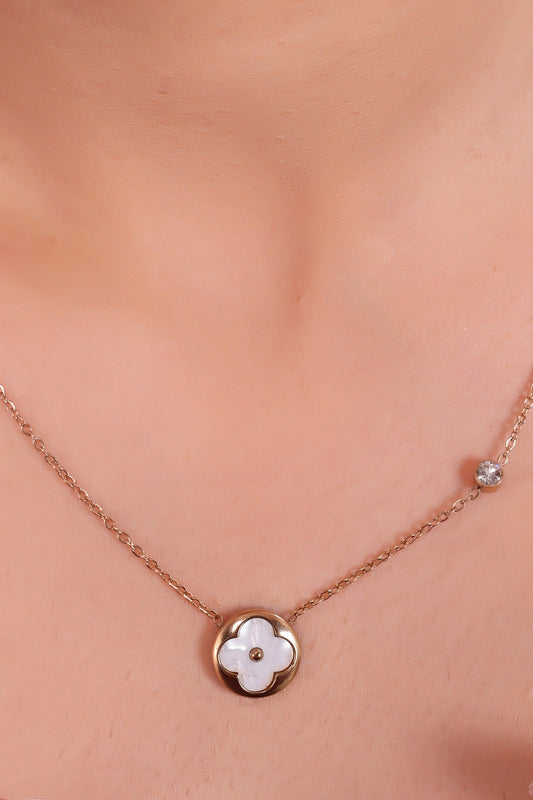 Elegant Mother-of-Pearl Clover Pendant Necklace – Symbol of Luck & Luxury for Women