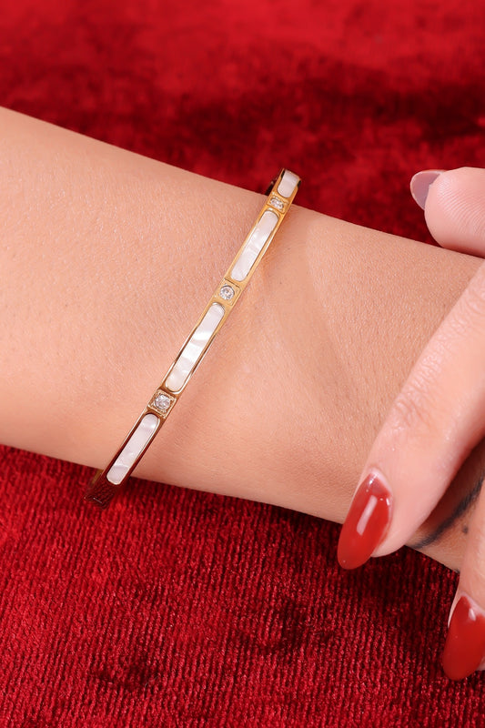 Exquisite Luxury  Bangle with Elegant Pearl Accents and Dazzling Diamond Detailing, A Timeless Symbol of Sophistication and Glamour for Women