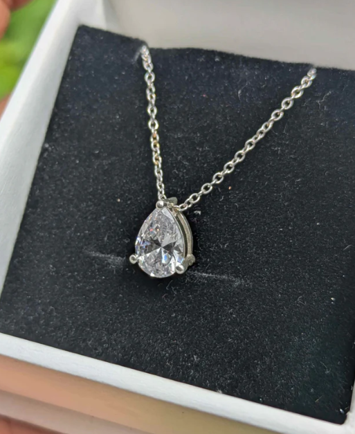 Silver/ Gold/ Rose gold Elegant Silver Pear-Cut Diamond Pendant Necklace – Timeless Brilliance & Sophistication