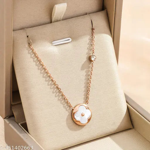 Silver/ Gold/ Rose gold Elegant Rose Gold Bracelet with Mother-of-Pearl Clover Charm – A Symbol of Luck &amp; Luxury