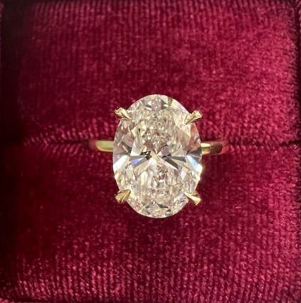 Silver/ Gold /Rose Gold Exquisite Oval-Cut Diamond Solitaire Ring in Luxurious Yellow Gold Setting