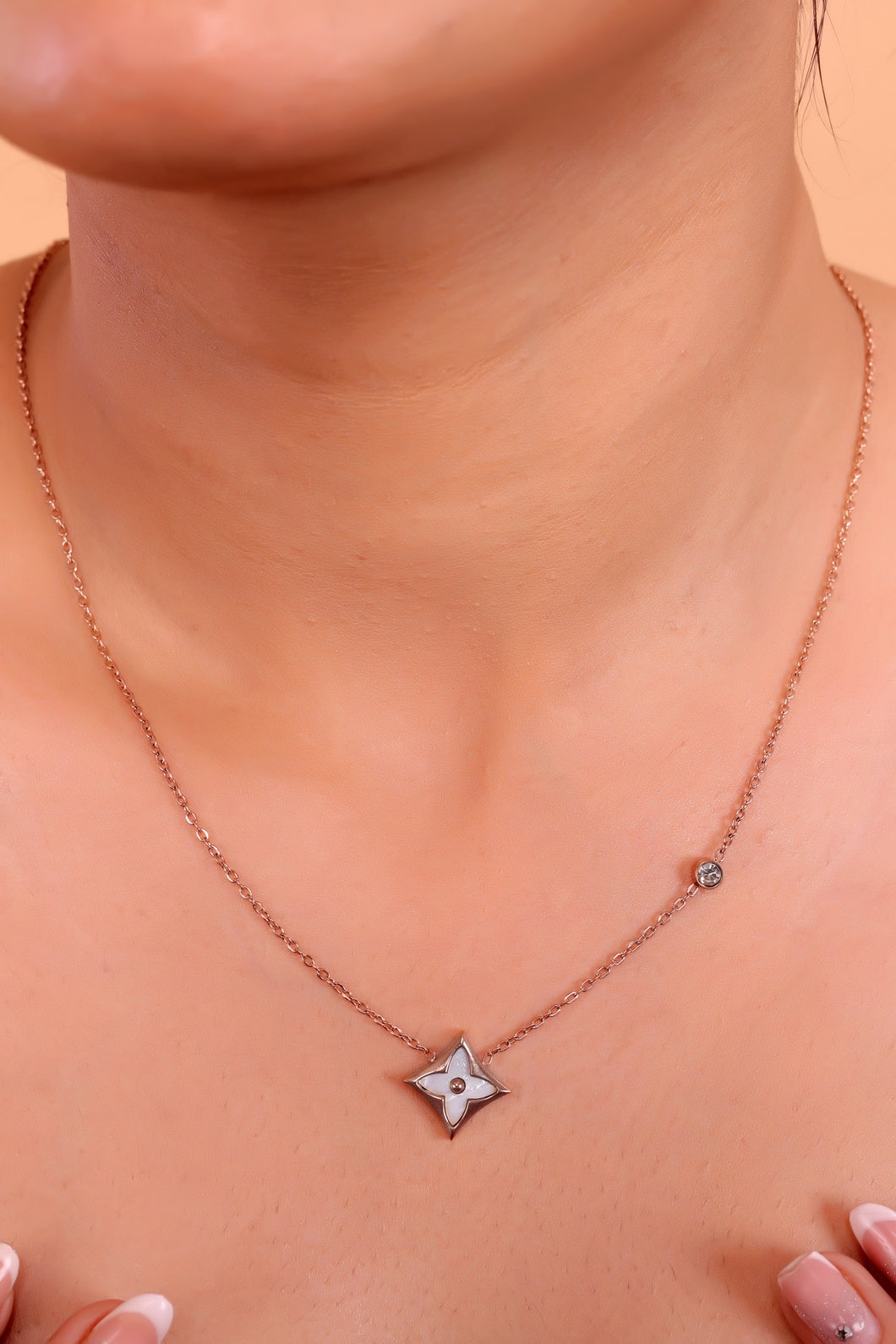 Elegant Rose Gold Mother-of-Pearl Floral Pendant Necklace – Timeless Beauty &amp; Grace