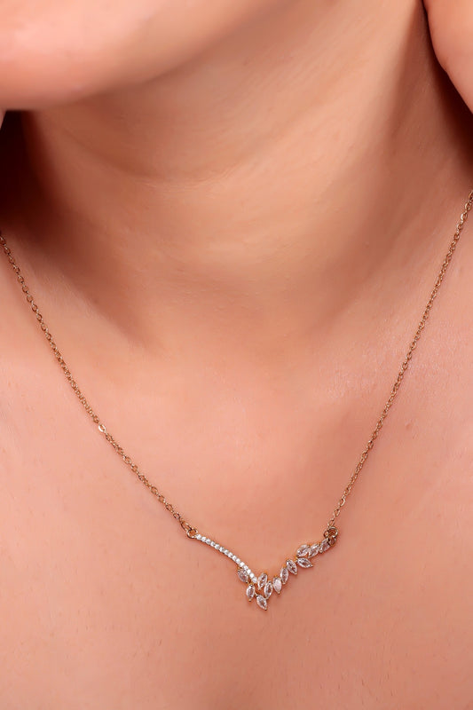 Stylish Gold Necklace with Sparkling Crystal Accents – A Statement of Elegance &amp; Radiance