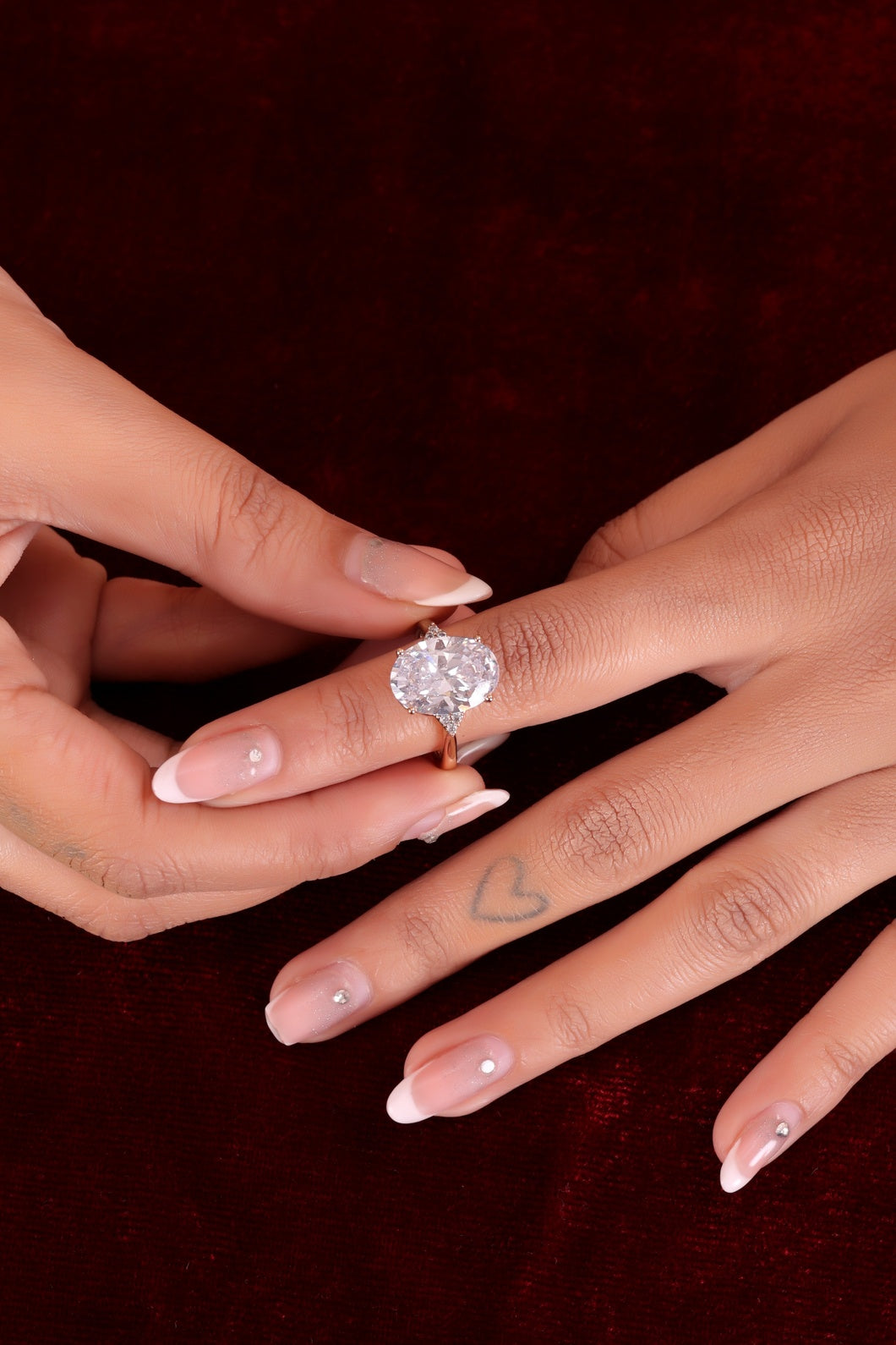 Exquisite Oval-Cut Diamond Solitaire Ring in Luxurious Yellow Gold Setting