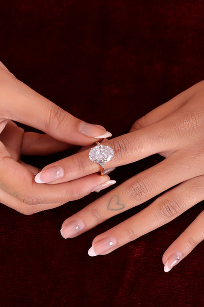 Exquisite Oval-Cut Diamond Solitaire Ring in Luxurious Yellow Gold Setting