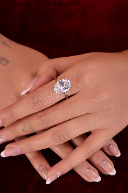 Exquisite Oval-Cut Diamond Solitaire Ring in Luxurious Yellow Gold Setting