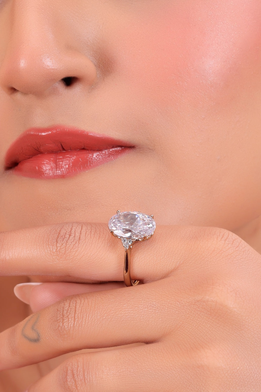 Exquisite Oval-Cut Diamond Solitaire Ring in Luxurious Yellow Gold Setting