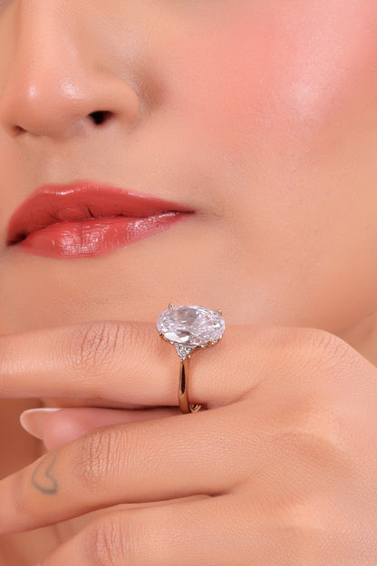 Exquisite Oval-Cut Diamond Solitaire Ring in Luxurious Yellow Gold Setting
