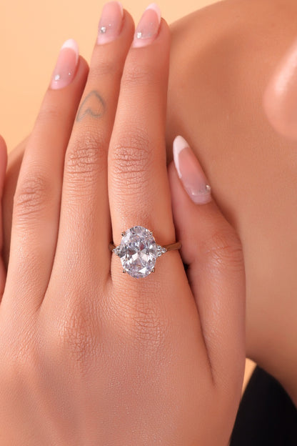 Exquisite Oval-Cut Diamond Solitaire Ring in Luxurious Yellow Gold Setting