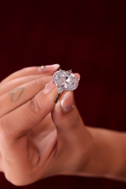 Exquisite Oval-Cut Diamond Solitaire Ring in Luxurious Yellow Gold Setting
