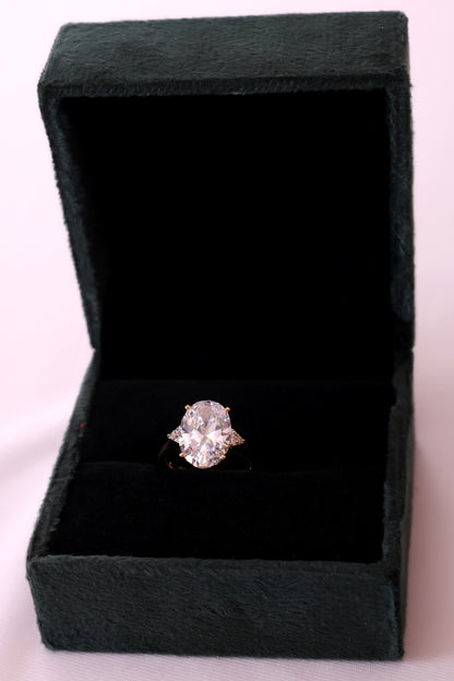 Exquisite Oval-Cut Diamond Solitaire Ring in Luxurious Yellow Gold Setting