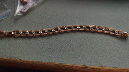 Silver/ Gold/ Rose gold Luxurious Gold Cuban Link Bracelet with Sparkling Diamonds – A Bold &amp; Timeless Masterpiece